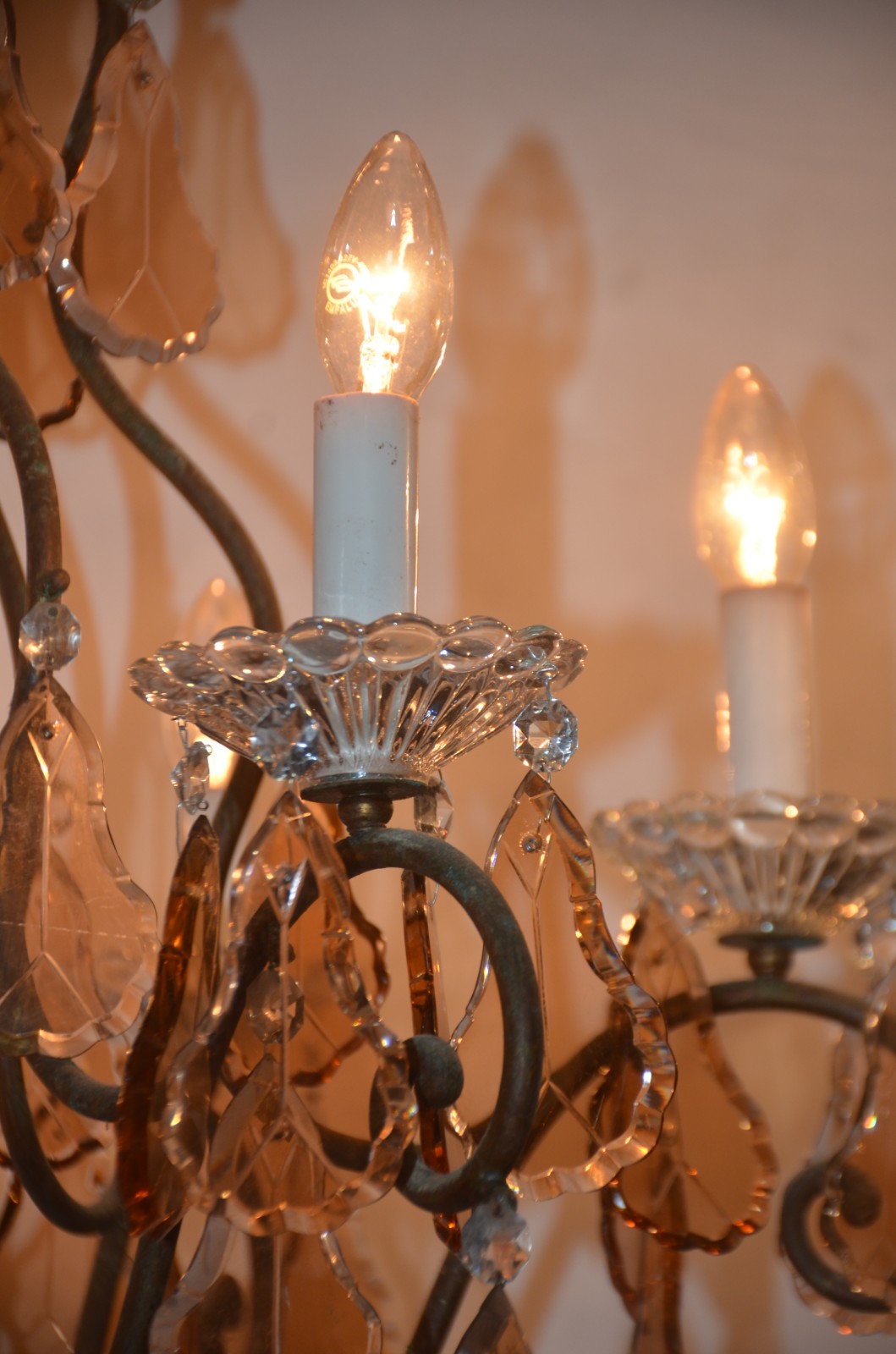 Lustre de metal para 6 luzes com placas de cristal lapidada. - foto 8 de 9