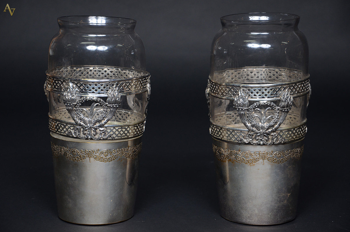 Par de vasos em metal prateado com interior de vidro. Altura 25,5 cm...