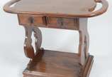 Mesa auxiliar/bar de madeira nobre com 2 gaveta... - Mesa auxiliar/bar de madeira nobre com 2 gavetas com puxadores de metal, pernas laterais vazadas apoiadas em platô inferior. Estilo colonial bra...