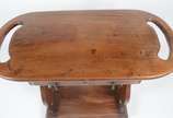 Mesa auxiliar/bar de madeira nobre com 2 gaveta... - Mesa auxiliar/bar de madeira nobre com 2 gavetas com puxadores de metal, pernas laterais vazadas apoiadas em platô inferior. Estilo colonial bra...