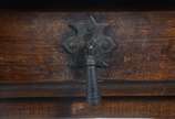 Mesa auxiliar/bar de madeira nobre com 2 gaveta... - Mesa auxiliar/bar de madeira nobre com 2 gavetas com puxadores de metal, pernas laterais vazadas apoiadas em platô inferior. Estilo colonial bra...