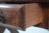 Mesa auxiliar/bar de madeira nobre com 2 gaveta... - Mesa auxiliar/bar de madeira nobre com 2 gavetas com puxadores de metal, pernas laterais vazadas apoiadas em platô inferior. Estilo colonial bra...