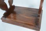 Mesa auxiliar/bar de madeira nobre com 2 gaveta... - Mesa auxiliar/bar de madeira nobre com 2 gavetas com puxadores de metal, pernas laterais vazadas apoiadas em platô inferior. Estilo colonial bra...
