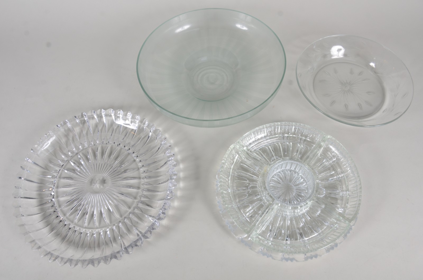 Quatro pratos de vidro/cristal , sendo um com 5 recipientes para... - foto 2 de 11