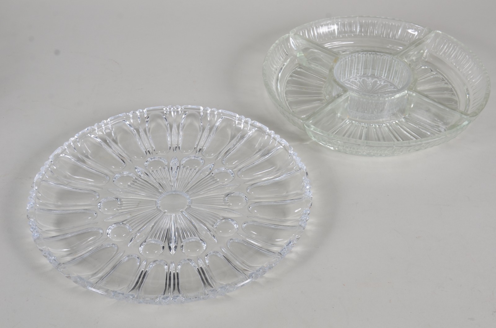 Quatro pratos de vidro/cristal , sendo um com 5 recipientes para... - foto 9 de 11