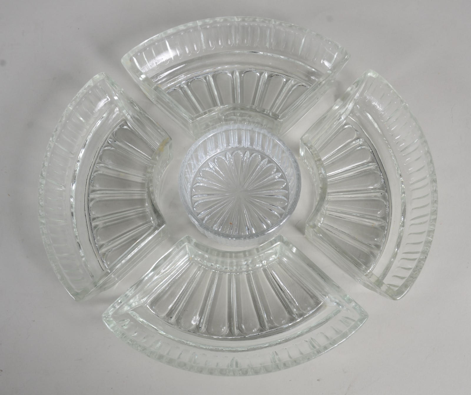 Quatro pratos de vidro/cristal , sendo um com 5 recipientes para... - foto 10 de 11