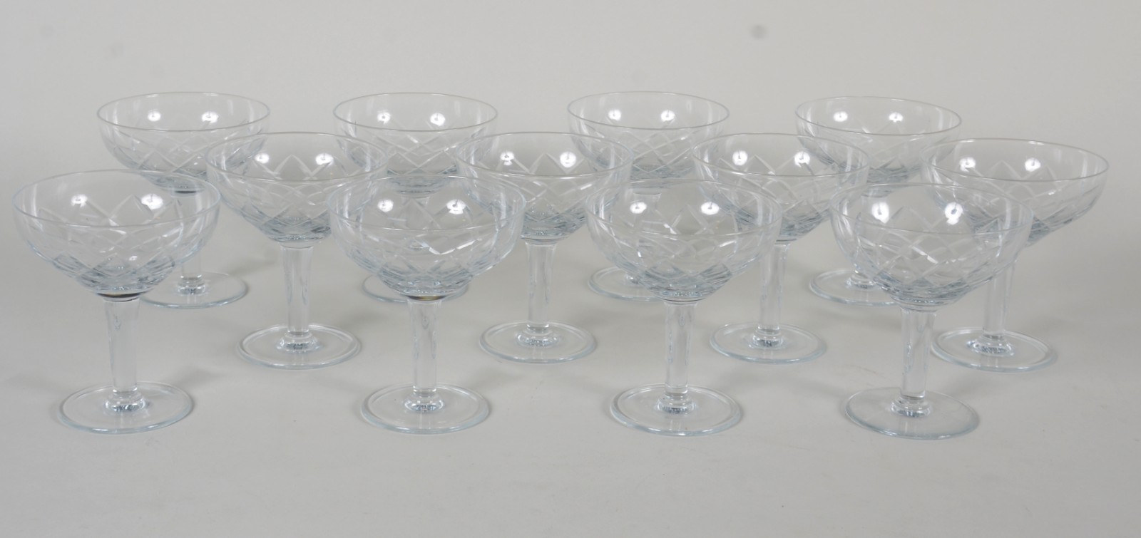 Doze taças de cristal lapidado para champagne. - foto 1 de 6
