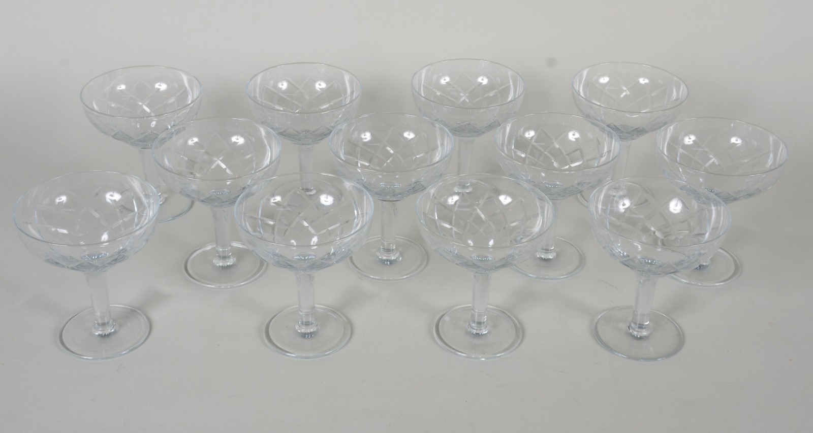 Doze taças de cristal lapidado para champagne. - foto 2 de 6