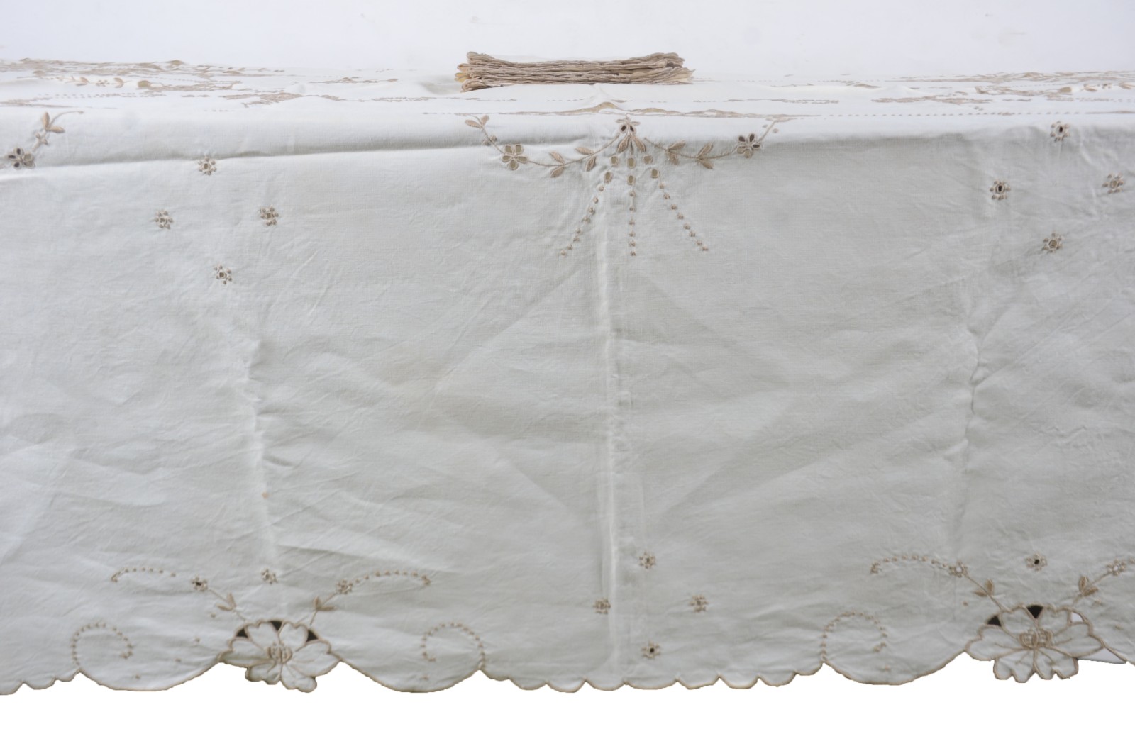 Toalha de mesa de linho portugues da Ilha da Madeira com bordados na... - foto 2 de 8