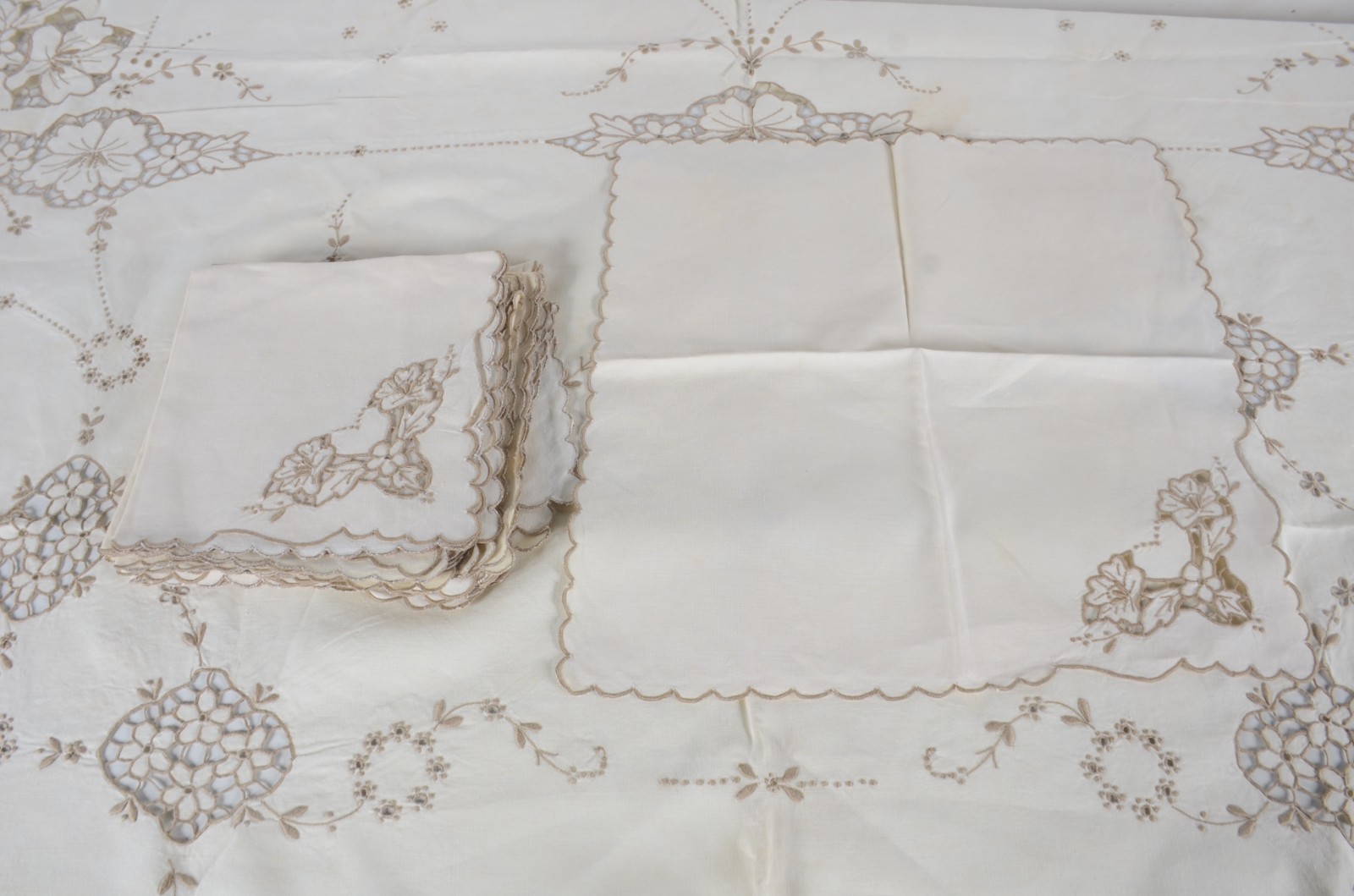 Toalha de mesa de linho portugues da Ilha da Madeira com bordados na... - foto 4 de 8