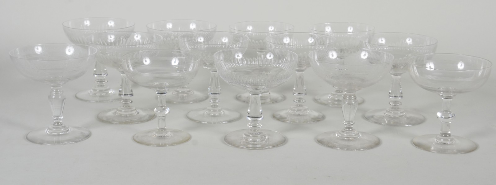 Treze taças de cristal para champagne, diferentes modelos. - foto 1 de 7