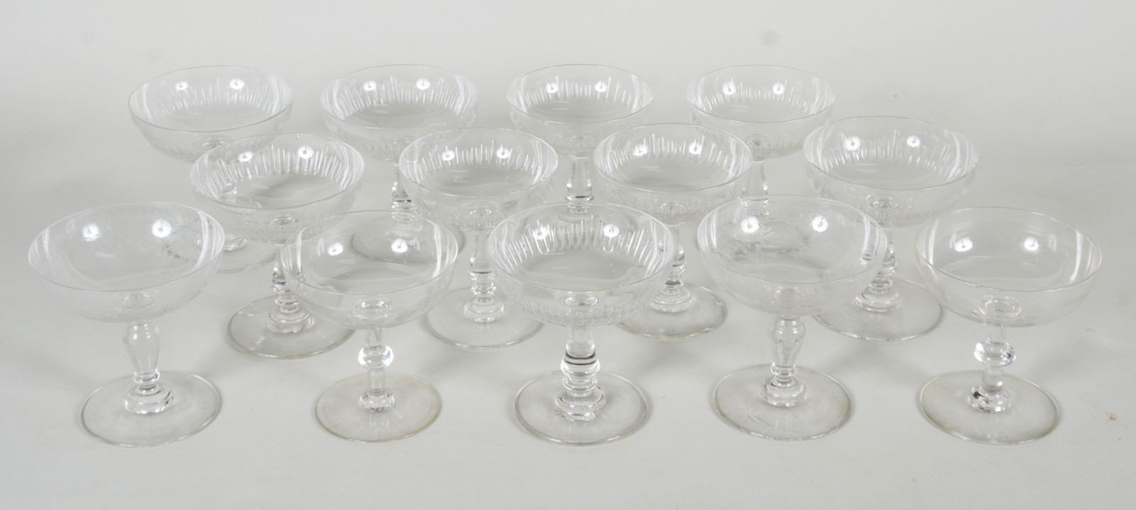 Treze taças de cristal para champagne, diferentes modelos. - foto 2 de 7