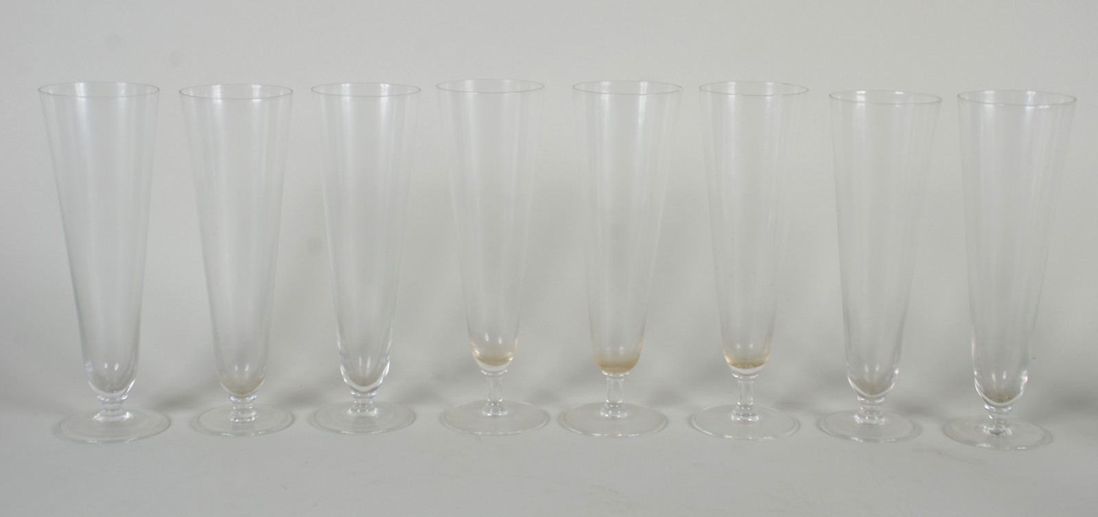 Diversas peças, sendo: 8 tulipas de cristal/vidro para cerveja... - foto 2 de 10