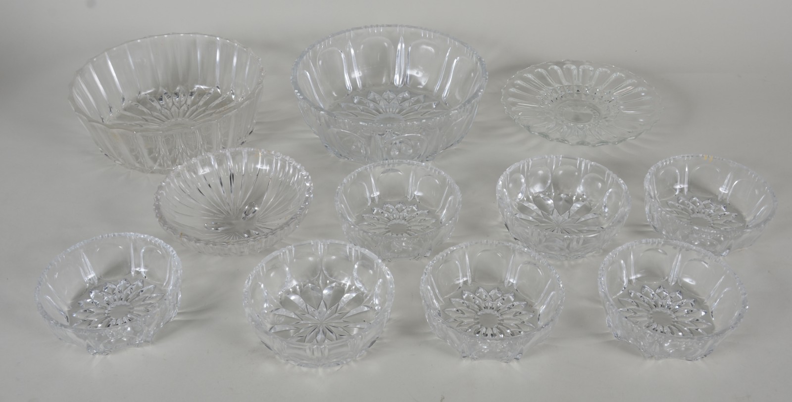 Diversas peças de cristal lapidado, sendo: 2 saladeiras, 7 bolws e 2... - foto 1 de 11
