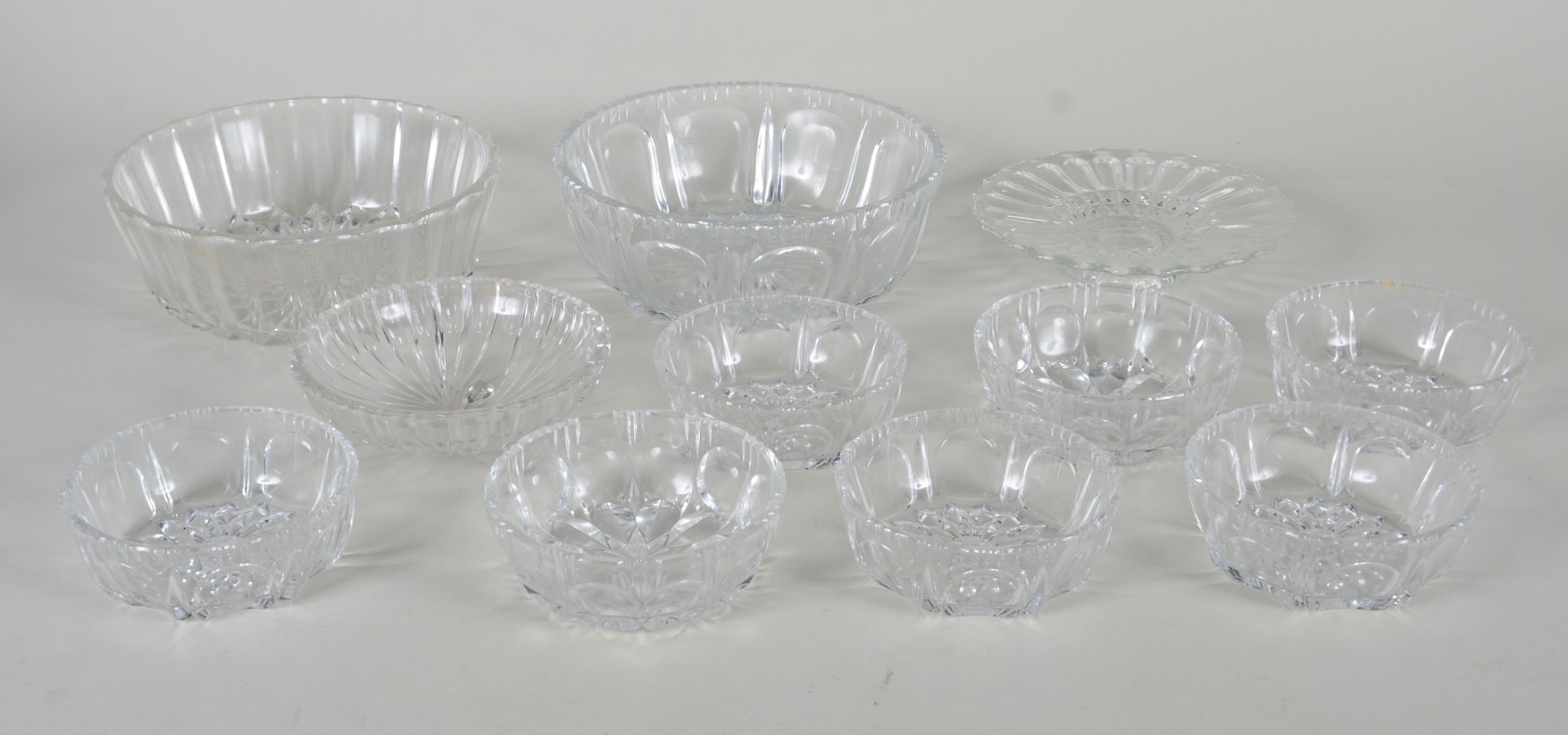 Diversas peças de cristal lapidado, sendo: 2 saladeiras, 7 bolws e 2... - foto 2 de 11