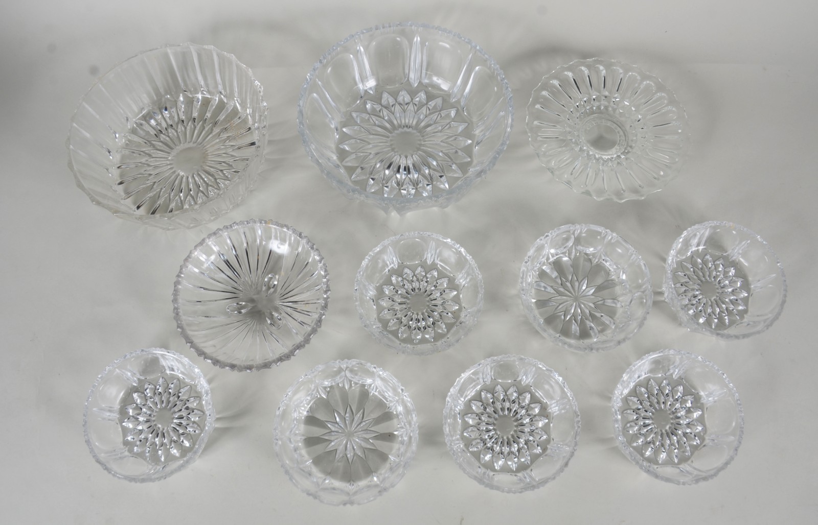 Diversas peças de cristal lapidado, sendo: 2 saladeiras, 7 bolws e 2... - foto 3 de 11