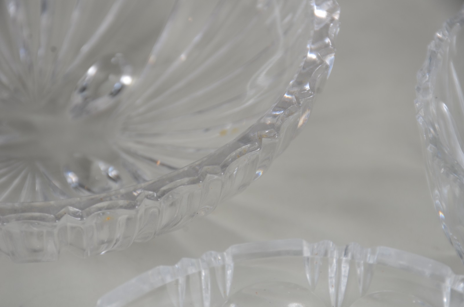 Diversas peças de cristal lapidado, sendo: 2 saladeiras, 7 bolws e 2... - foto 4 de 11
