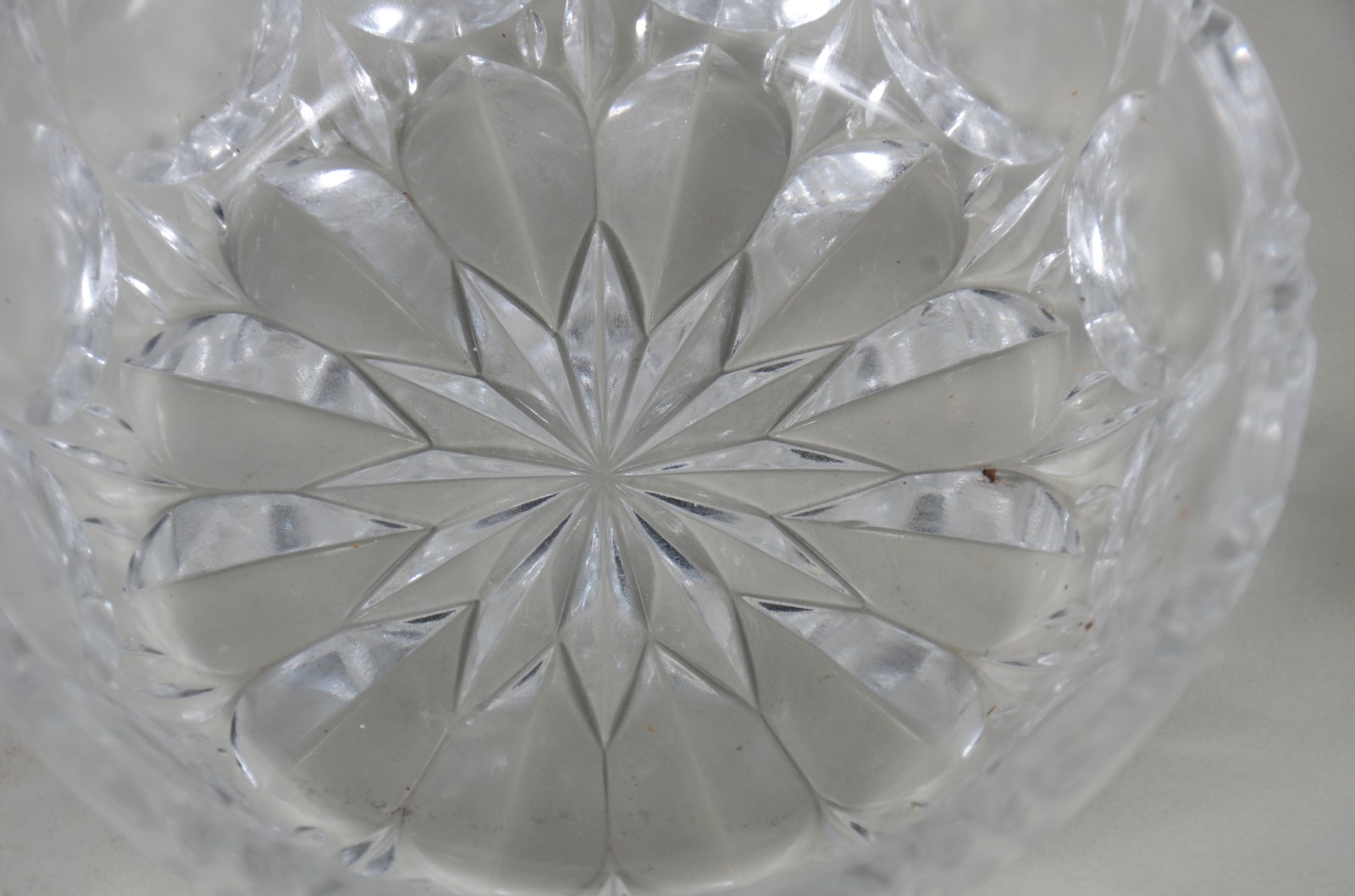 Diversas peças de cristal lapidado, sendo: 2 saladeiras, 7 bolws e 2... - foto 5 de 11