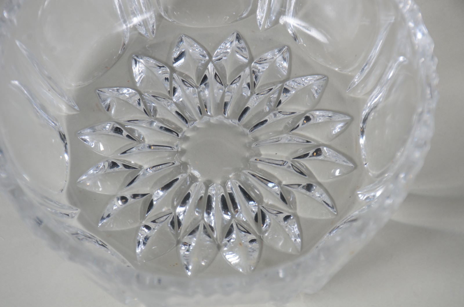 Diversas peças de cristal lapidado, sendo: 2 saladeiras, 7 bolws e 2... - foto 8 de 11