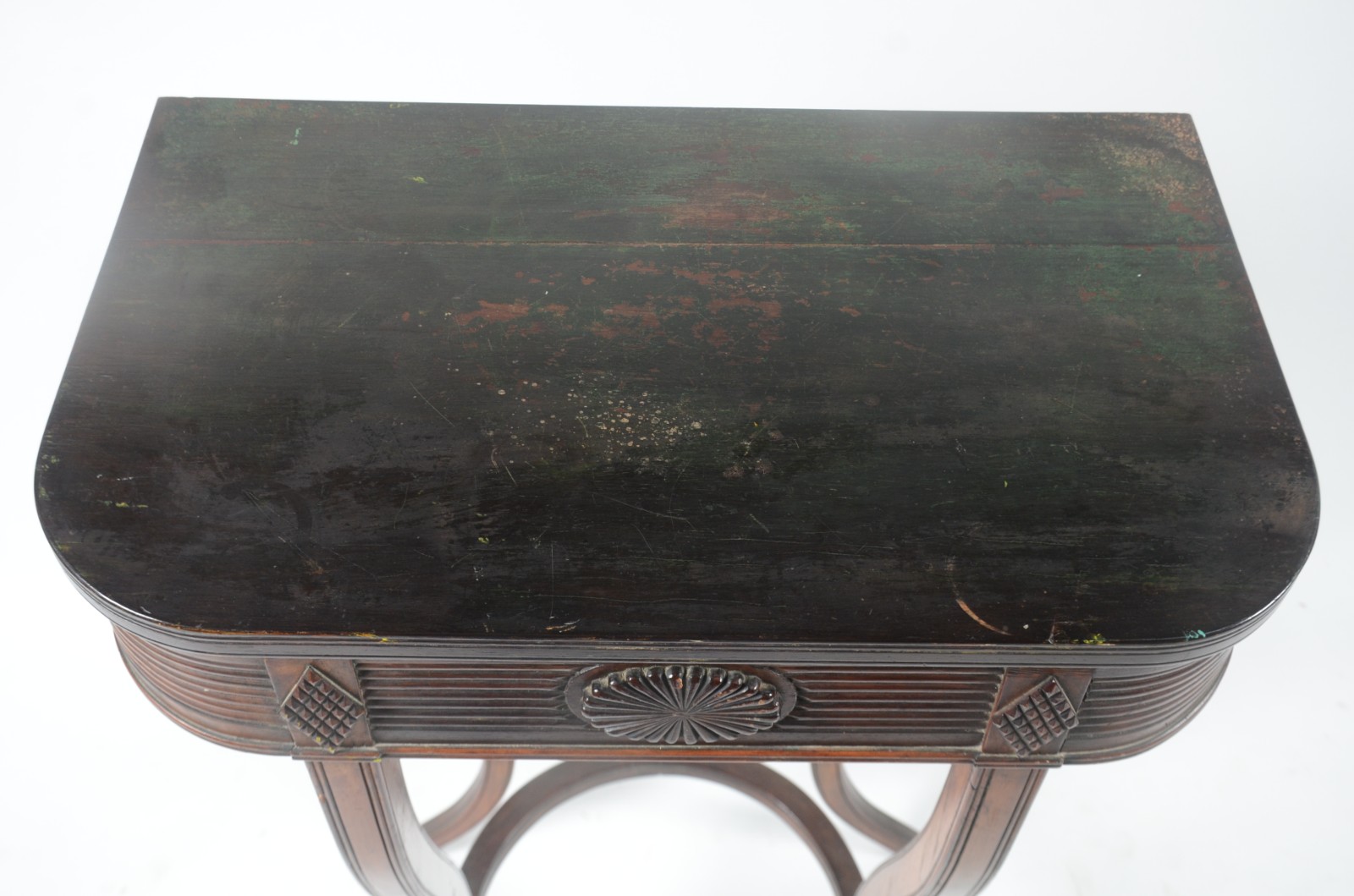 Mesa auxiliar de madeira nobre, saia trabalhada em frisos, pernas... - foto 4 de 8