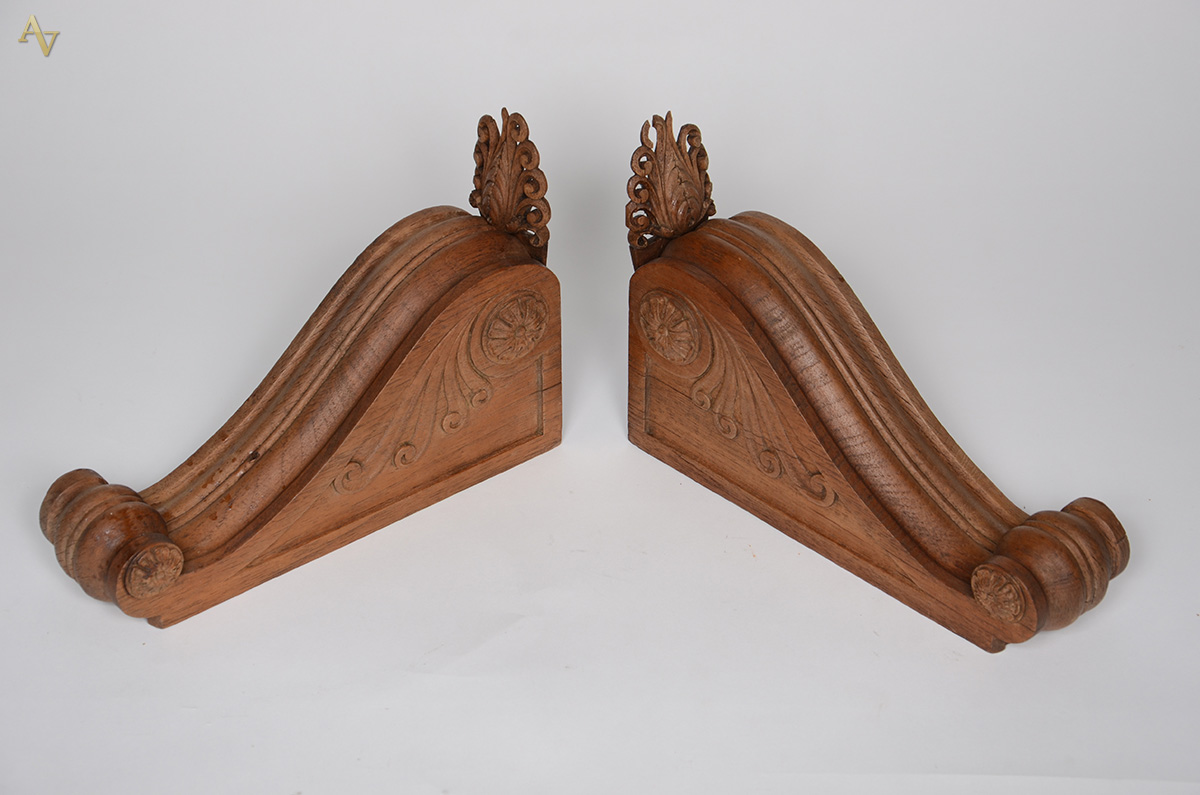 Console sendo base duas peanhas de madeira (pequenos defeitos) e... - foto 2 de 2