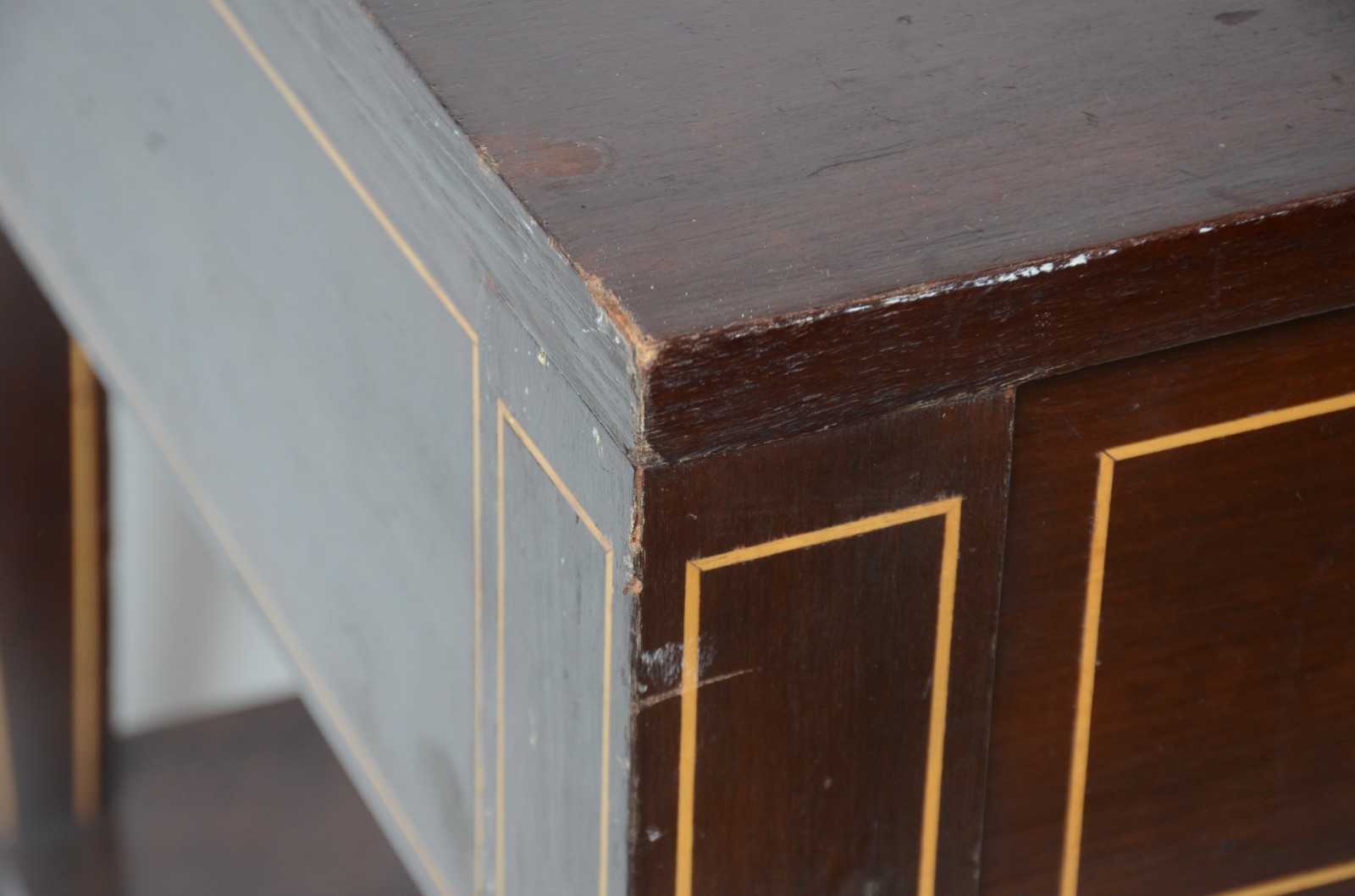 Mesa auxiliar de madeira nobre filetada com 2 gavetas, pernas retas... - foto 8 de 11