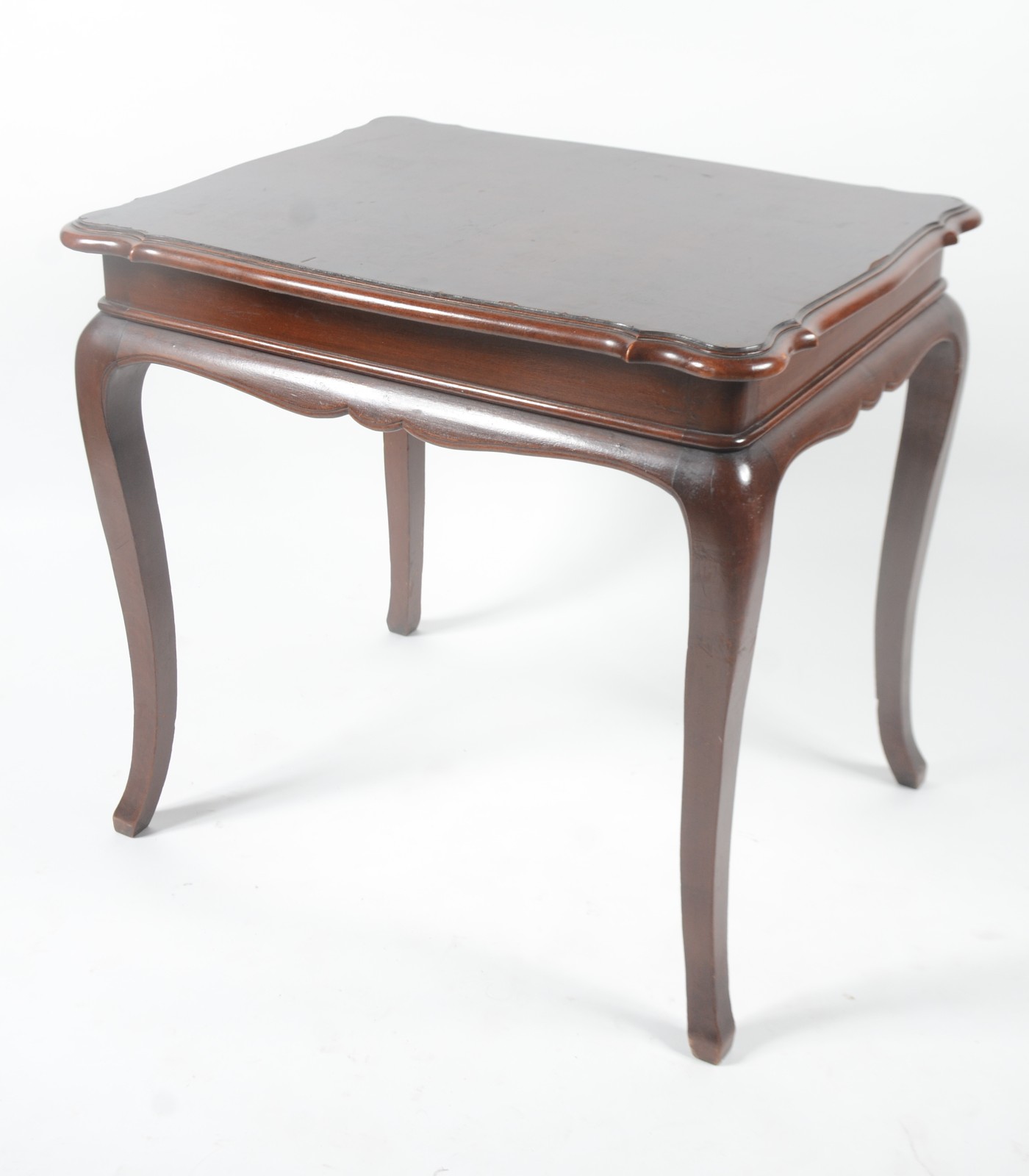 Pequena mesa auxiliar de madeira nobre, estilo chipendale, saia... - foto 1 de 6