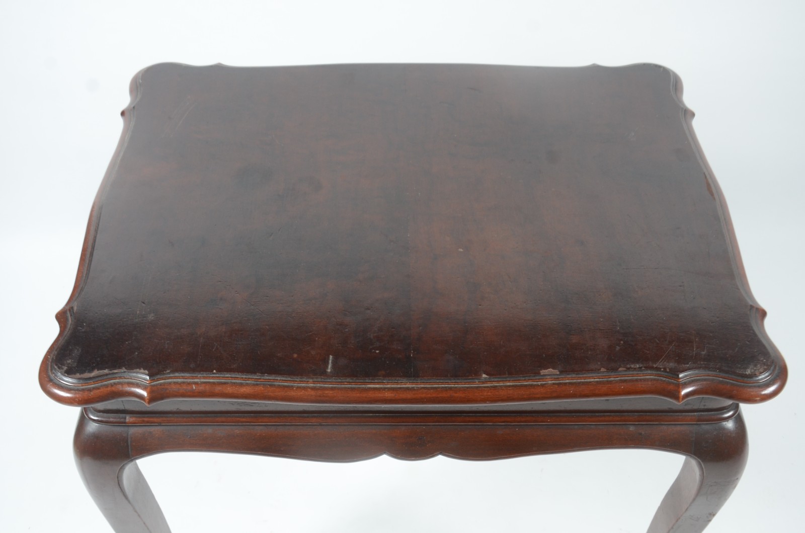Pequena mesa auxiliar de madeira nobre, estilo chipendale, saia... - foto 3 de 6