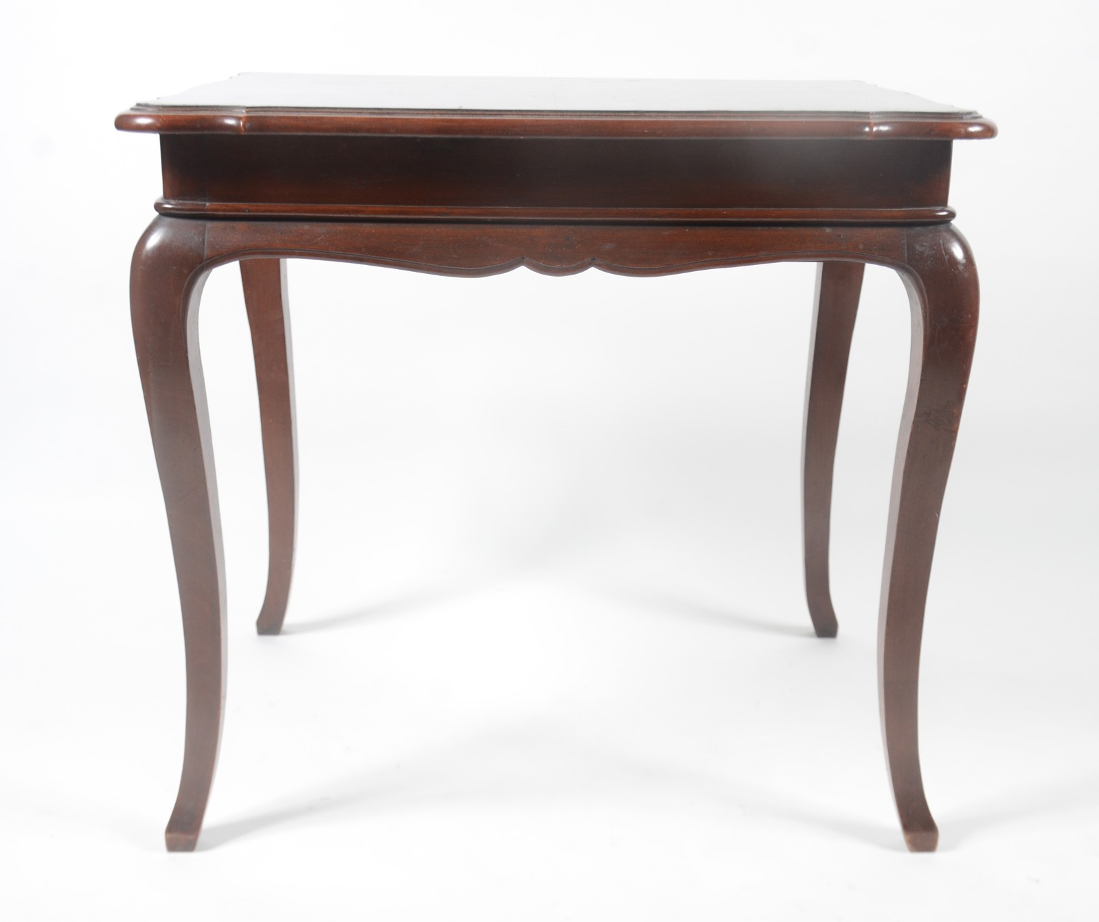 Pequena mesa auxiliar de madeira nobre, estilo chipendale, saia... - foto 4 de 6