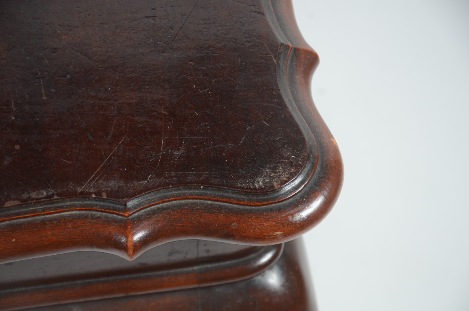 Pequena mesa auxiliar de madeira nobre, estilo chipendale, saia... - foto 5 de 6
