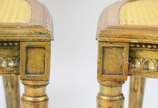Par de cadeiras de madeira revestidas em dourad... - Par de cadeiras de madeira revestidas em dourado, assentos de palhinha, encostos estofados e forrados com tecido bege e tacheados. Tecido rasgad...