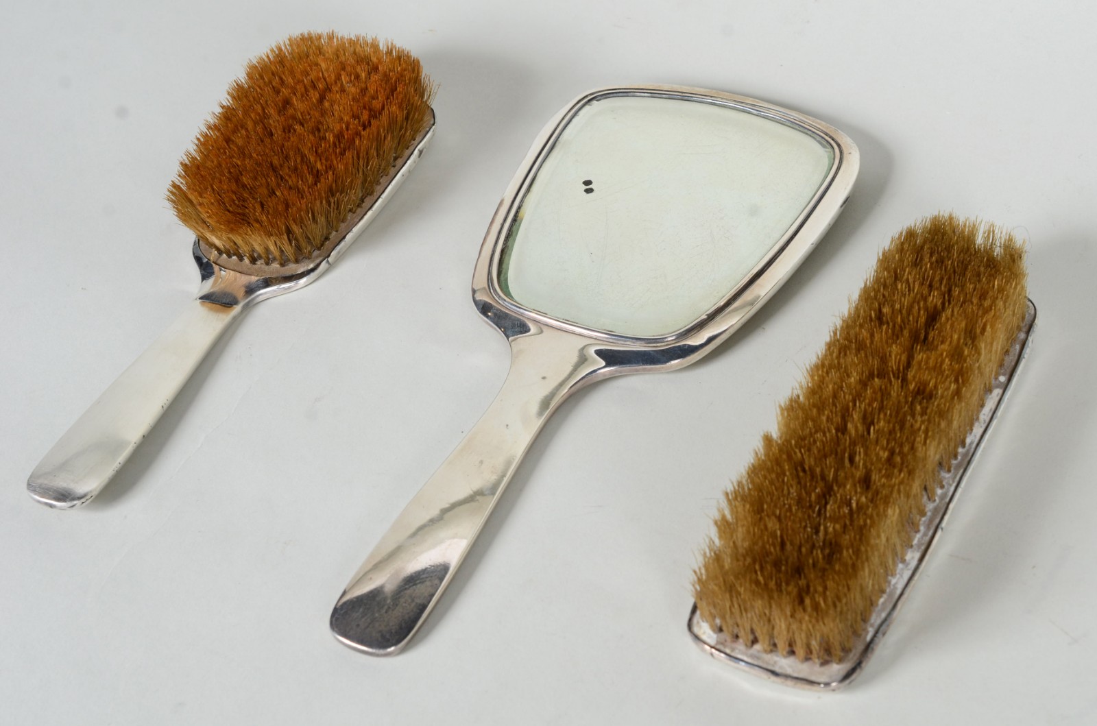 Conjunto de toilette de prata Sterling, sendo: 2 escovas e 1 espelho... - foto 1 de 8