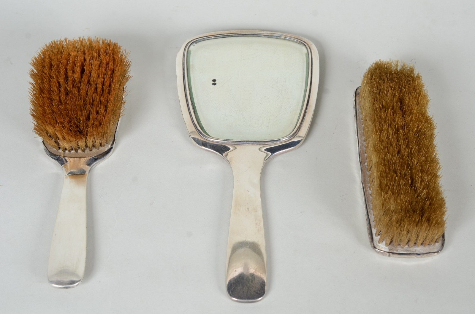 Conjunto de toilette de prata Sterling, sendo: 2 escovas e 1 espelho... - foto 2 de 8