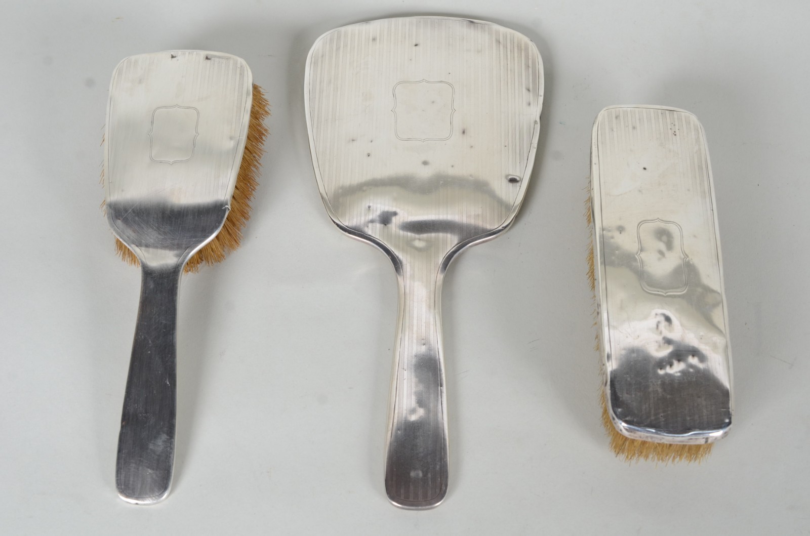 Conjunto de toilette de prata Sterling, sendo: 2 escovas e 1 espelho... - foto 4 de 8
