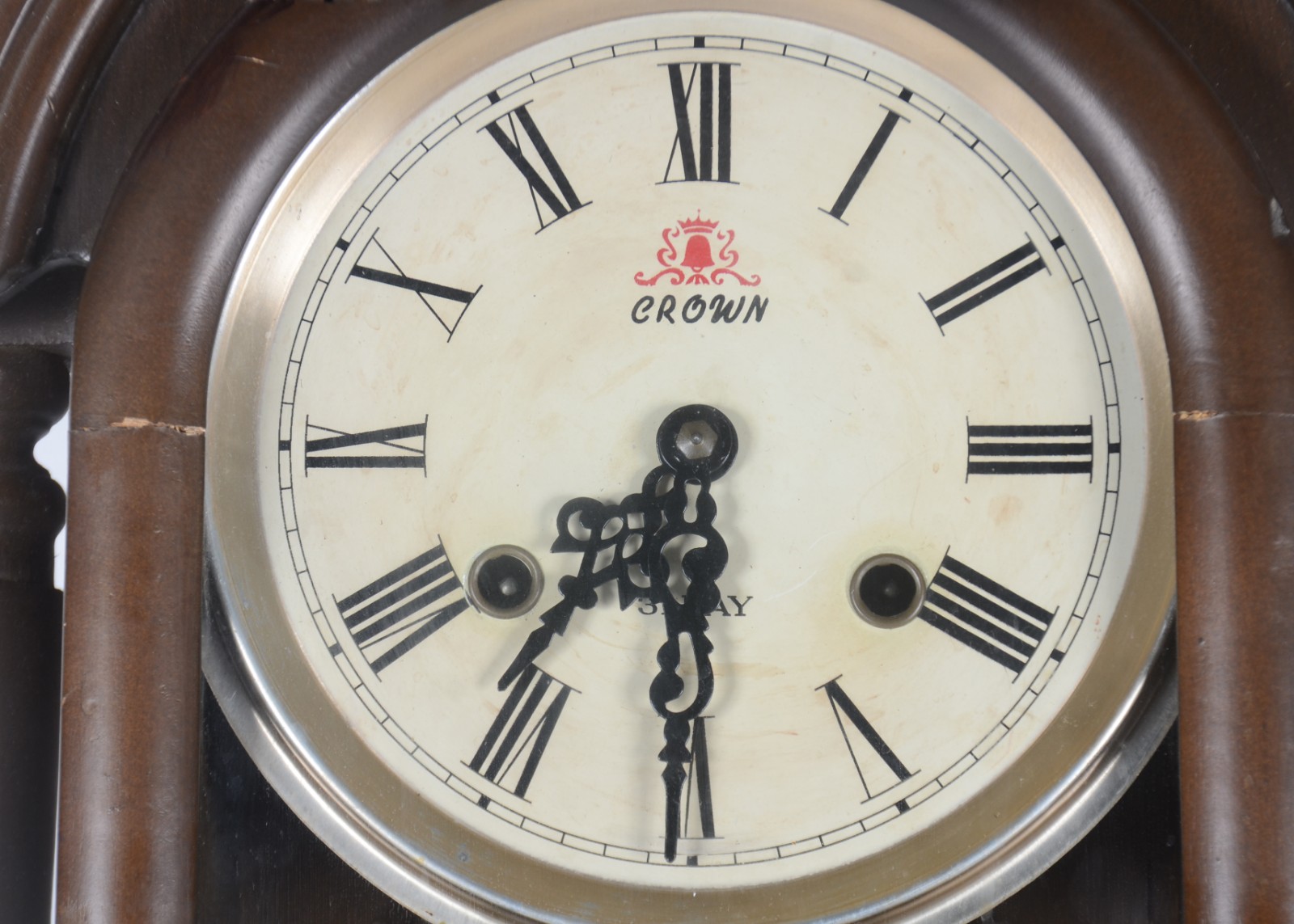 Relógio de parede feitio capelinha, marca Crown, caixa de madeira... - foto 2 de 11