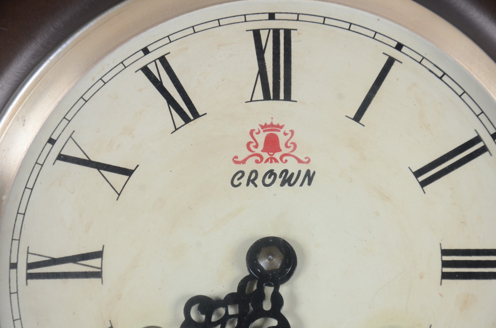 Relógio de parede feitio capelinha, marca Crown, caixa de madeira... - foto 3 de 11