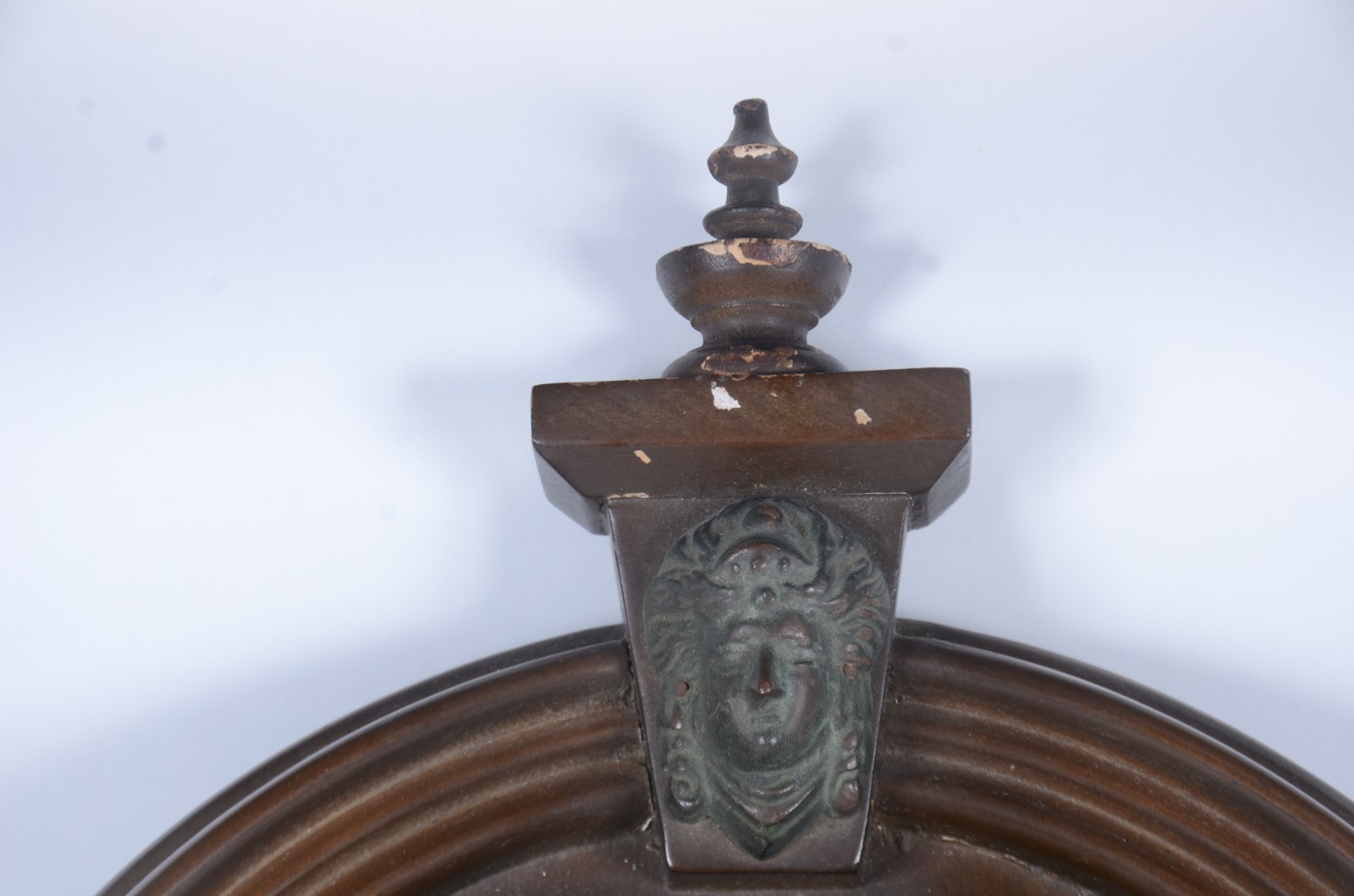 Relógio de parede feitio capelinha, marca Crown, caixa de madeira... - foto 4 de 11