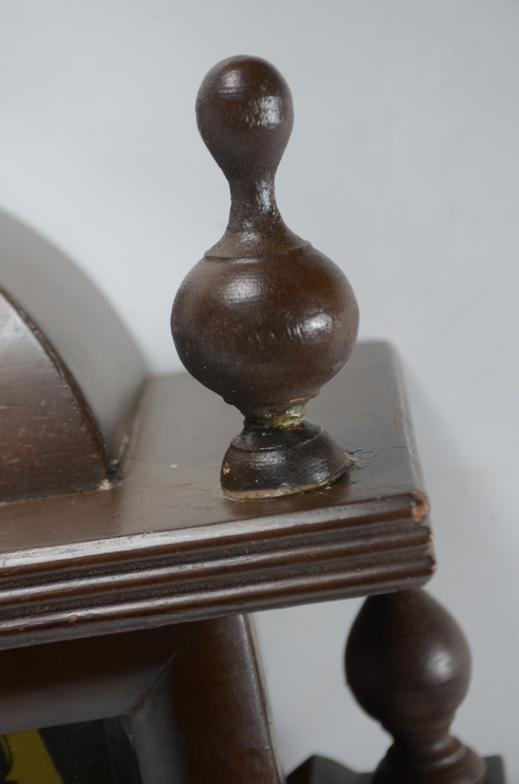 Relógio de parede feitio capelinha, marca Crown, caixa de madeira... - foto 11 de 11
