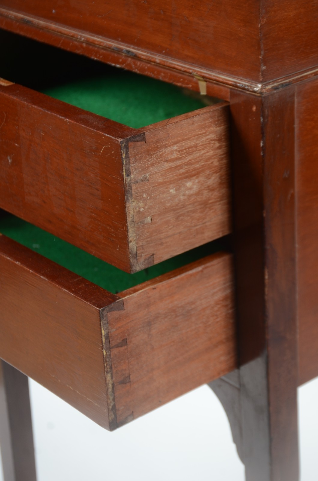 Mesa para costura de madeira nobre, 2 gavetas forradas com feltro... - foto 3 de 11