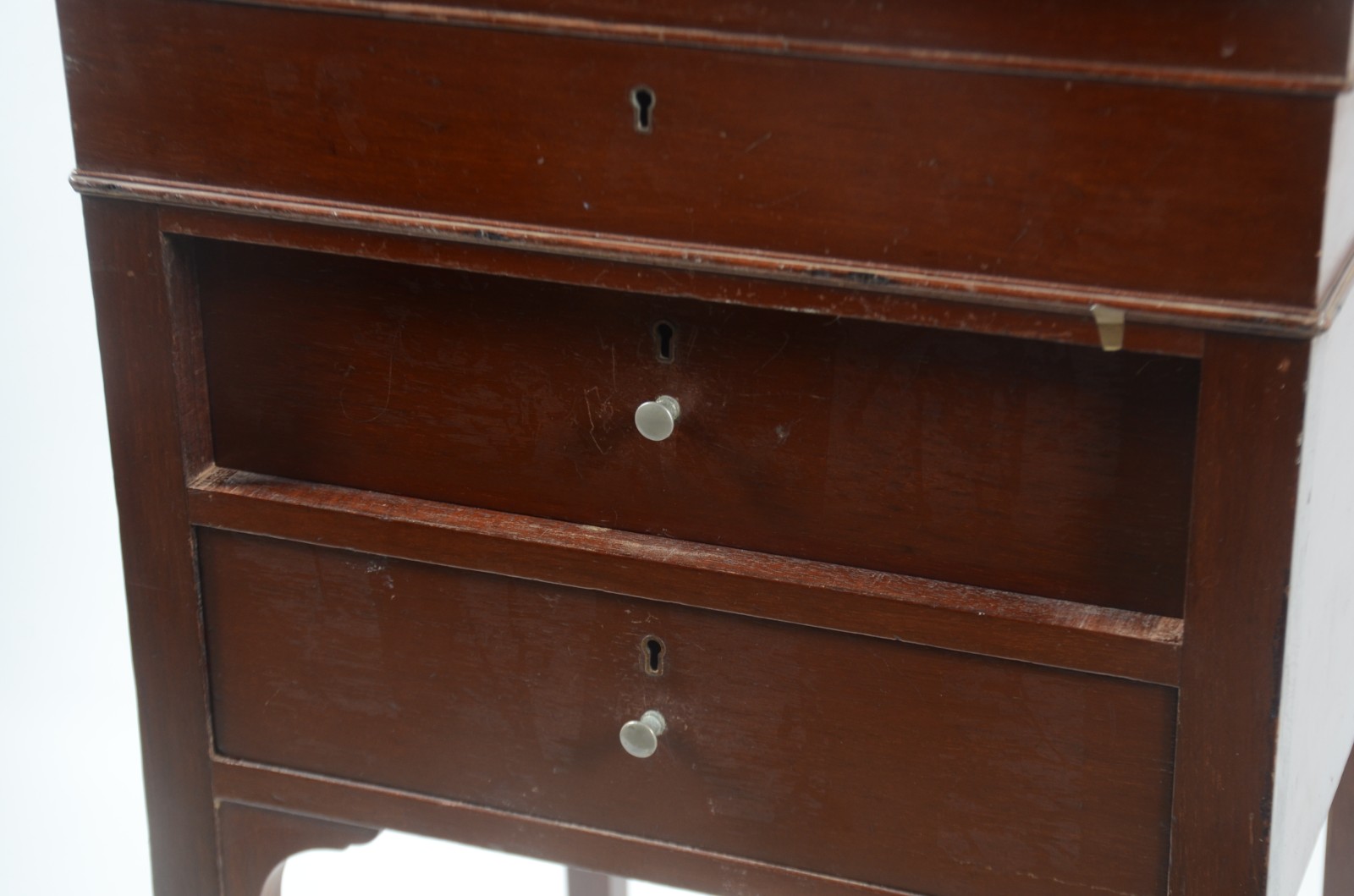 Mesa para costura de madeira nobre, 2 gavetas forradas com feltro... - foto 11 de 11