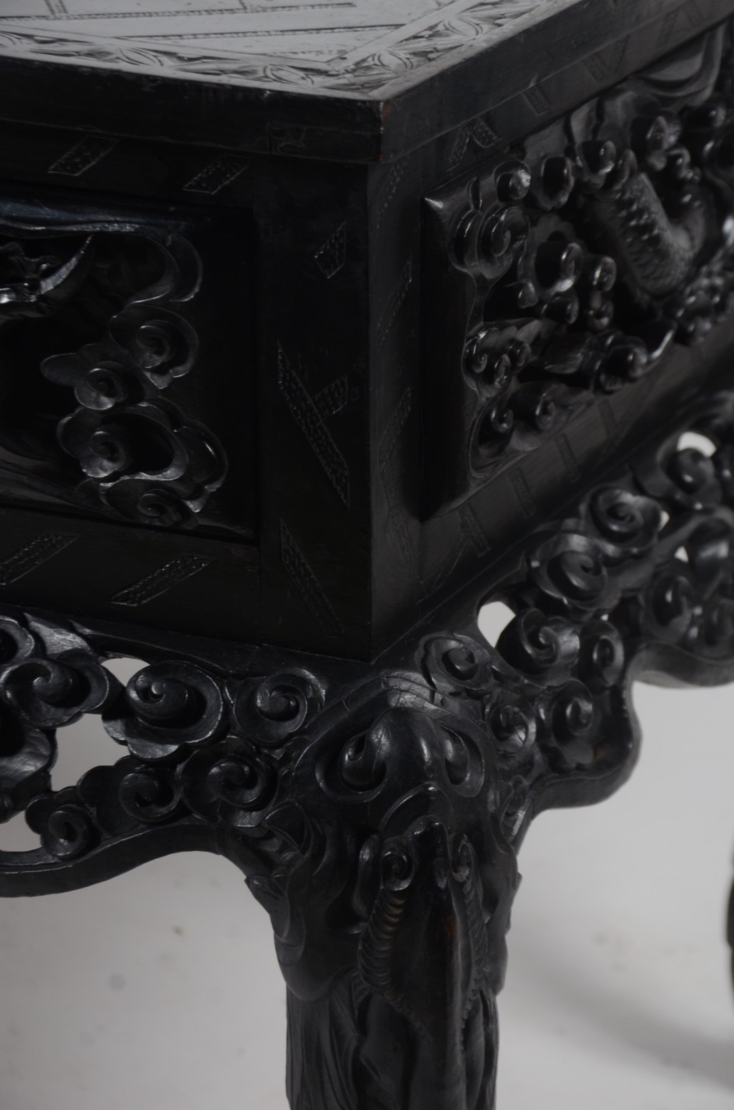 Mesa de encostar de madeira nobre, estilo oriental, tampo retangular... - foto 4 de 11