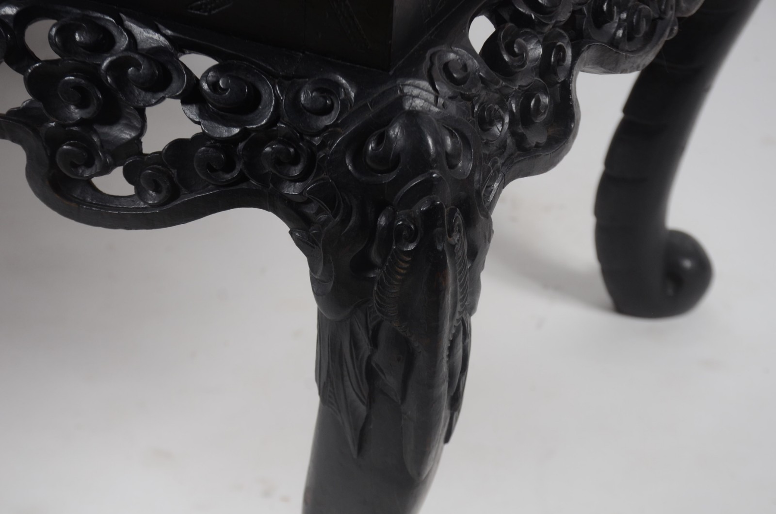Mesa de encostar de madeira nobre, estilo oriental, tampo retangular... - foto 5 de 11
