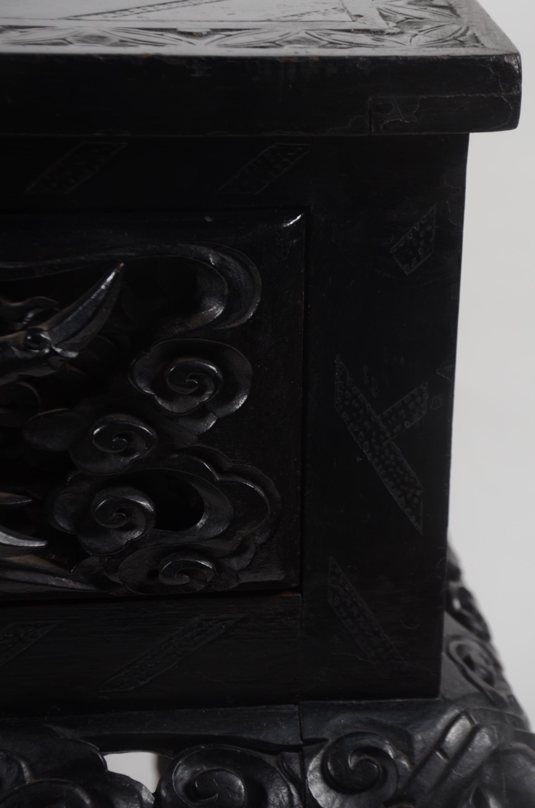 Mesa de encostar de madeira nobre, estilo oriental, tampo retangular... - foto 10 de 11