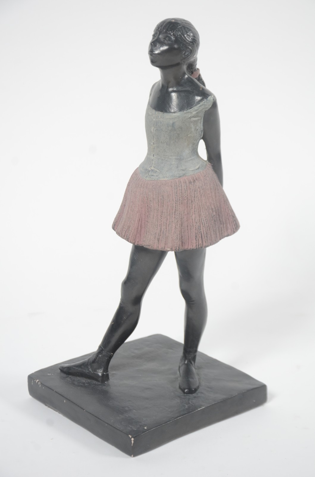 Escultura de resina representando bailarina, assinada, datado 90. - foto 1 de 7