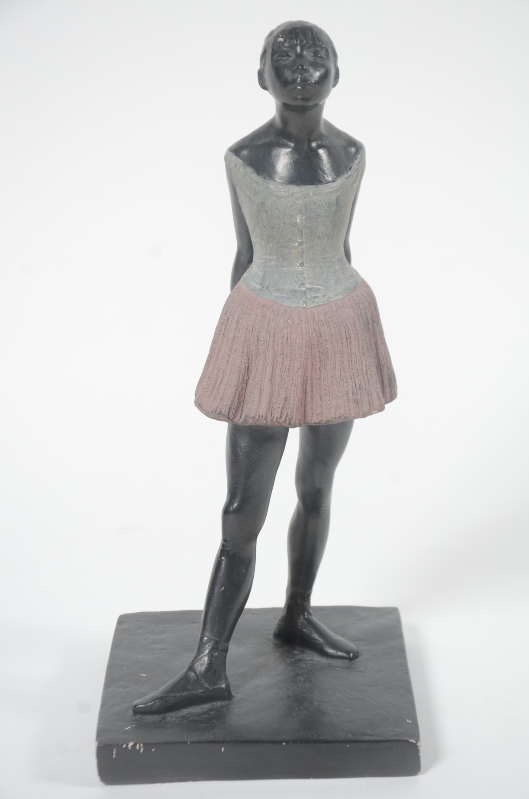 Escultura de resina representando bailarina, assinada, datado 90. - foto 2 de 7