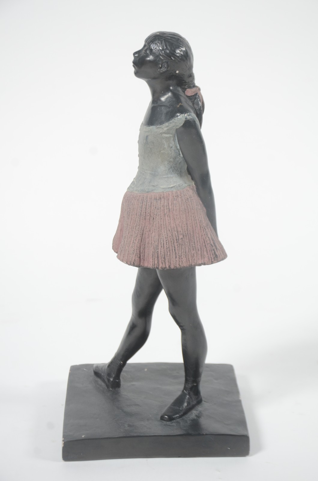 Escultura de resina representando bailarina, assinada, datado 90. - foto 4 de 7
