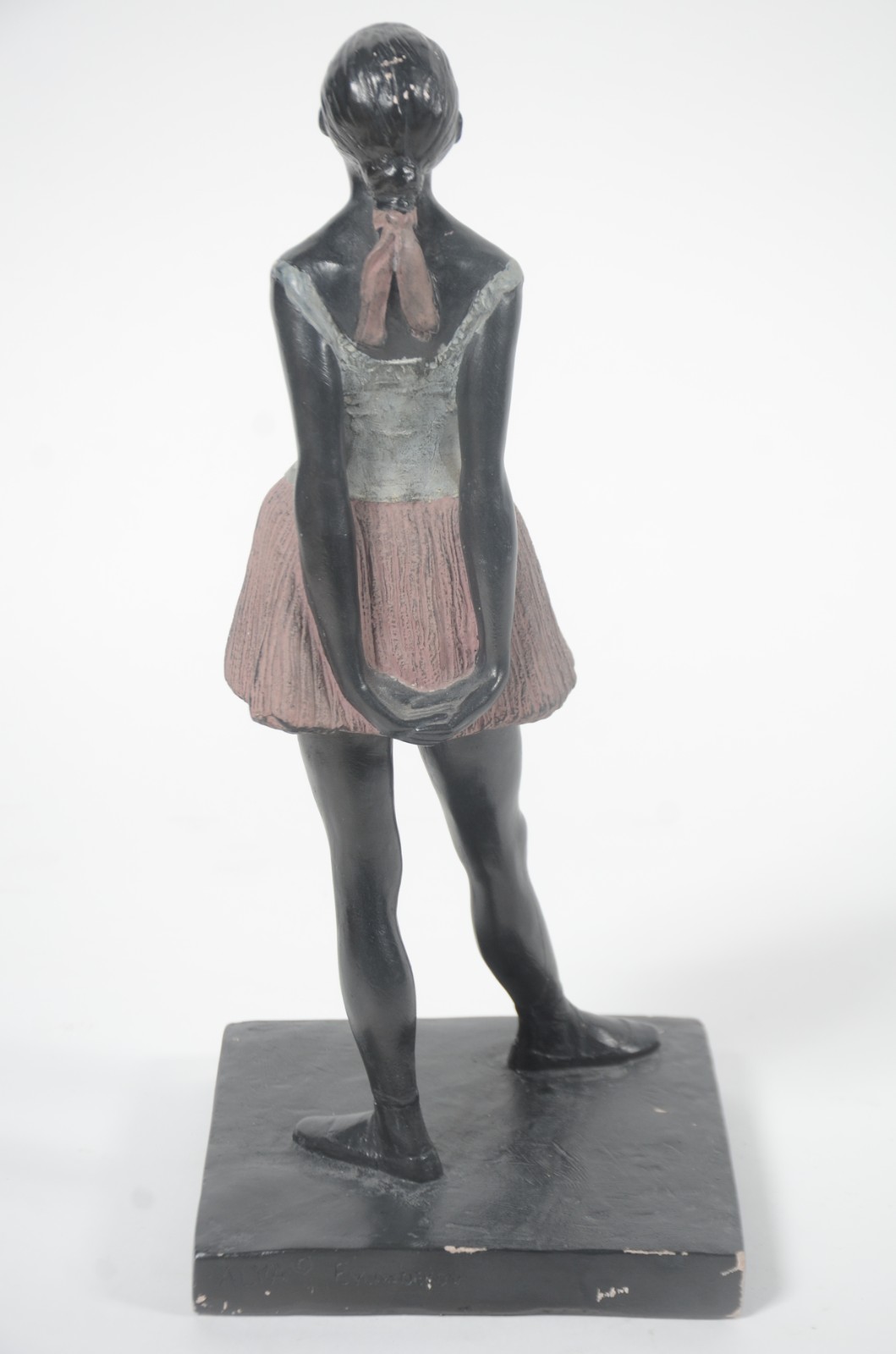 Escultura de resina representando bailarina, assinada, datado 90. - foto 6 de 7