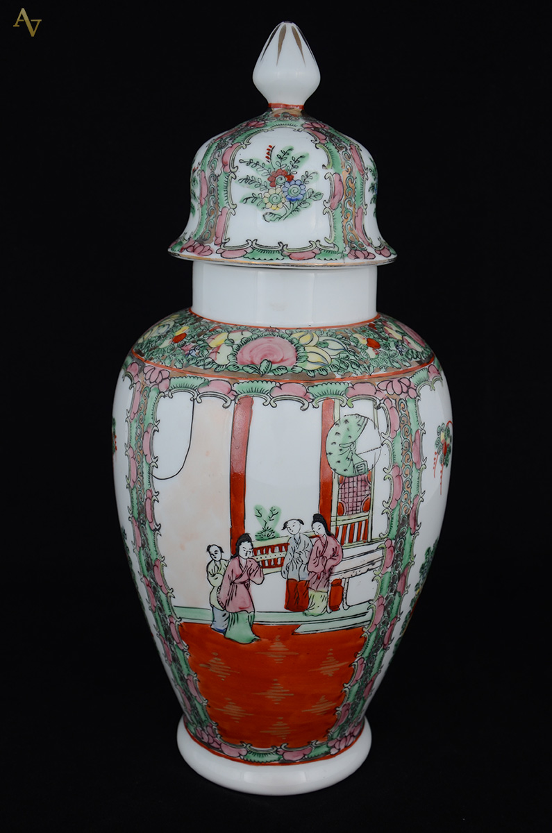 Potiche de porcelana decorado em policromia ao gosto oriental. Altura... - foto 1 de 2