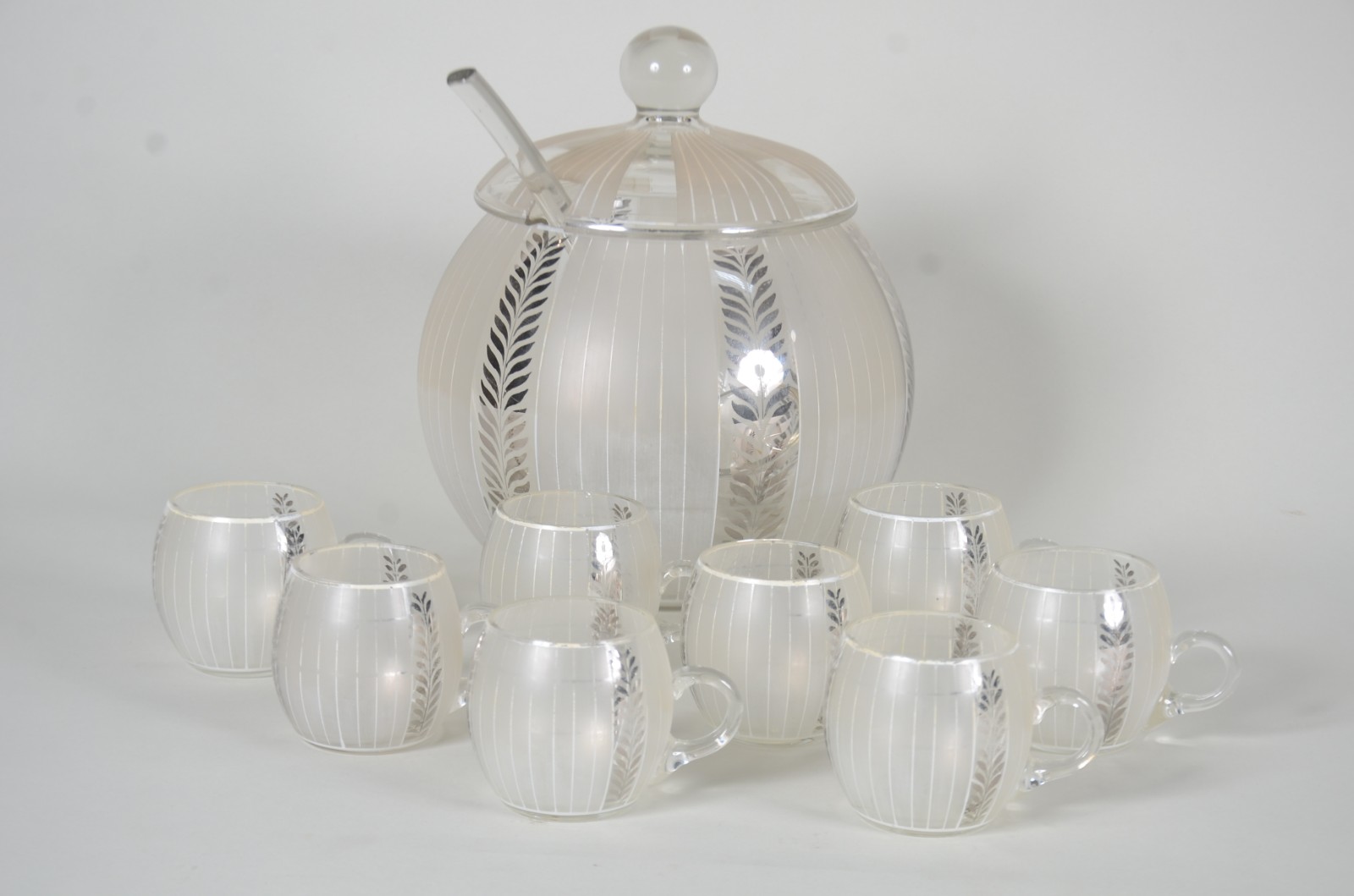 Poncheira de cristal fosco com "faixas" decoradas com folhas... - foto 1 de 9
