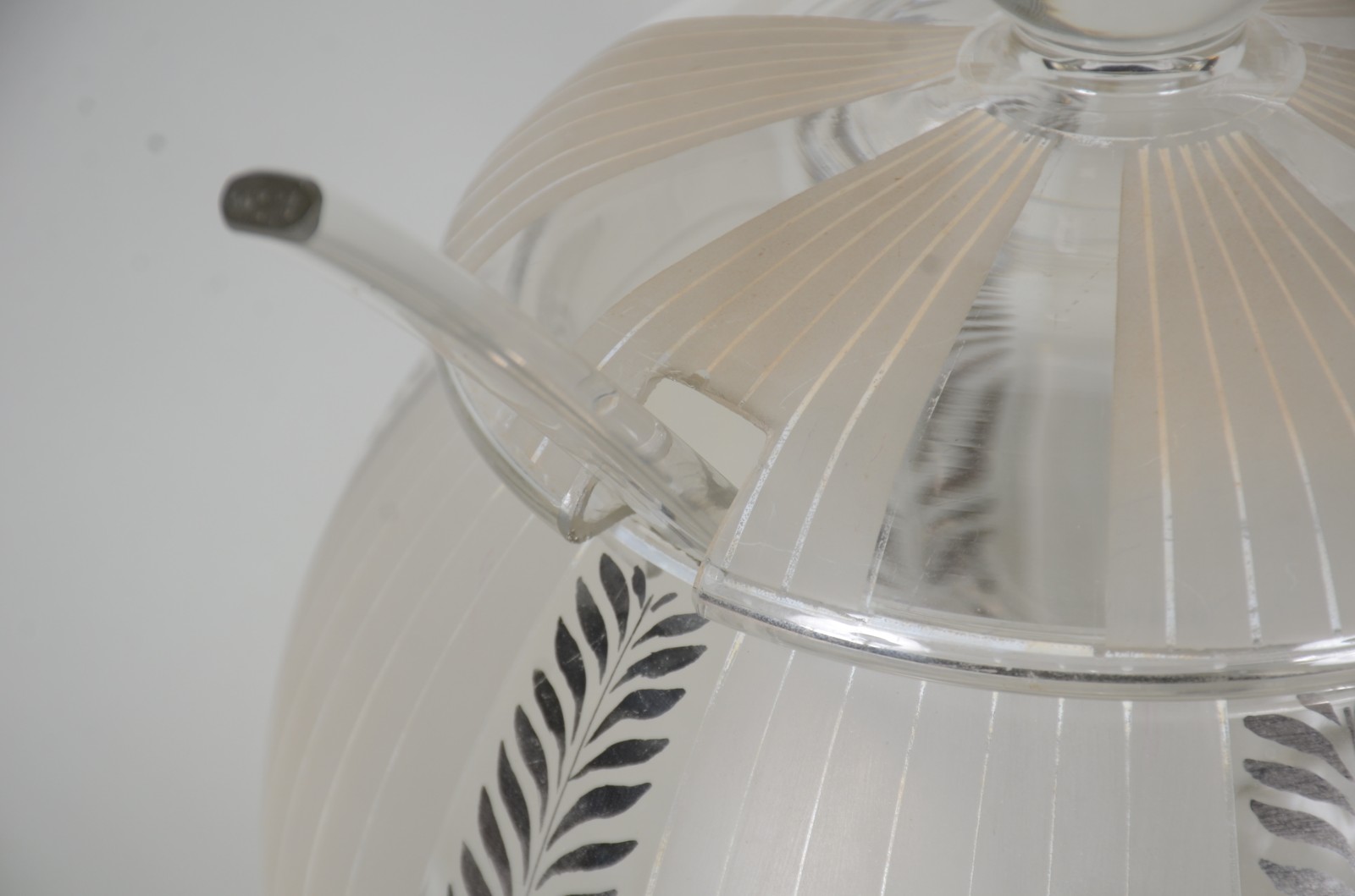 Poncheira de cristal fosco com "faixas" decoradas com folhas... - foto 2 de 9